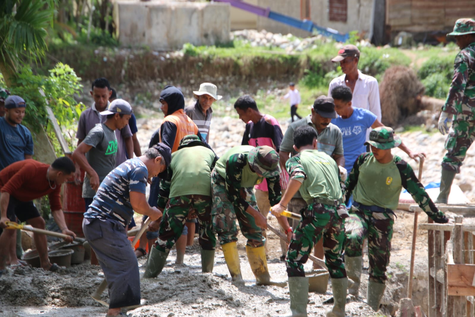 Gotong Royong TNI dan Warga Pacu Pembangunan Jembatan Perintis Garuda di Pesisir Selatan Gotong Royong TNI dan Warga Pacu Pembangunan Jembatan Perintis Garuda di Pesisir Selatan