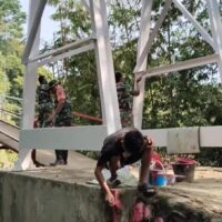TNI AD Rampungkan Perehapan Jembatan Gantung Desa Empus, Bukti Nyata Pengabdian untuk Rakyat