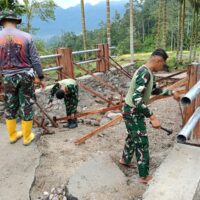 TNI AD Bangun Jembatan Aramco di Agam, Akses Warga Nagari Bayua Kembali Terbuka