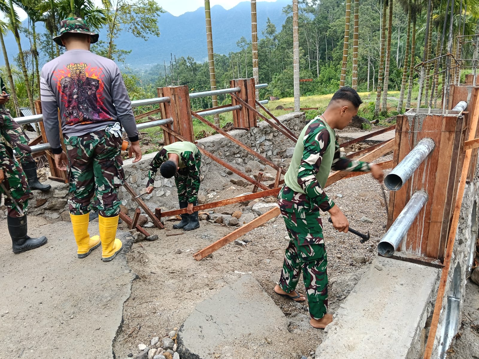 TNI AD Bangun Jembatan Aramco di Agam, Akses Warga Nagari Bayua Kembali Terbuka TNI AD Bangun Jembatan Aramco di Agam, Akses Warga Nagari Bayua Kembali Terbuka
