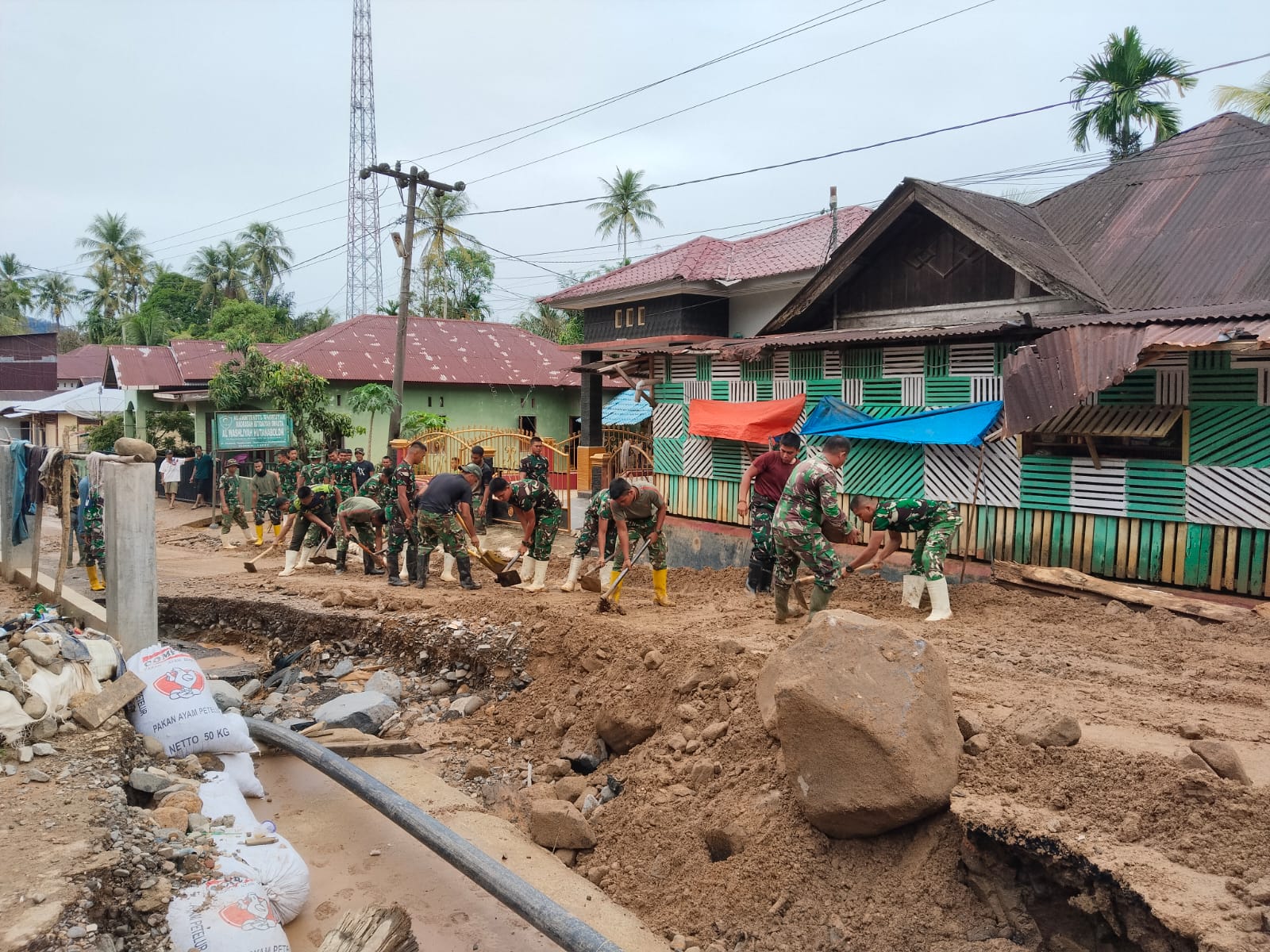 TNI Bergerak Cepat Pulihkan Akses dan Infrastruktur Pasca Banjir Bandang Susulan di Sumut