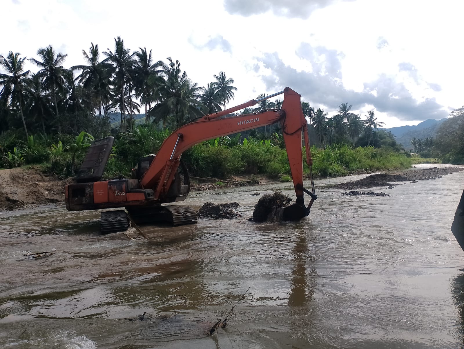 TNI AD Percepat Pembangunan Jembatan Gantung di Lima Puluh Kota, Akses Warga Segera Pulih