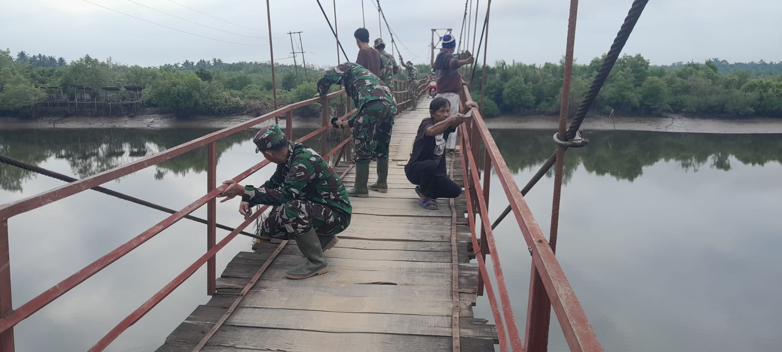 TNI AD Rampungkan Rehab Jembatan Gantung di Langkat, Akses dan Konektivitas Warga Kembali Normal