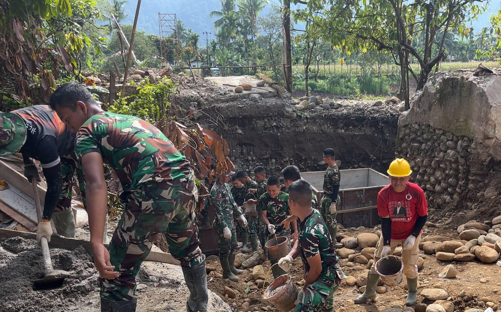 TNI AD Bangun Jembatan Gantung di Bonjol Pasaman, Percepat Pemulihan Akses Warga Pascabencana