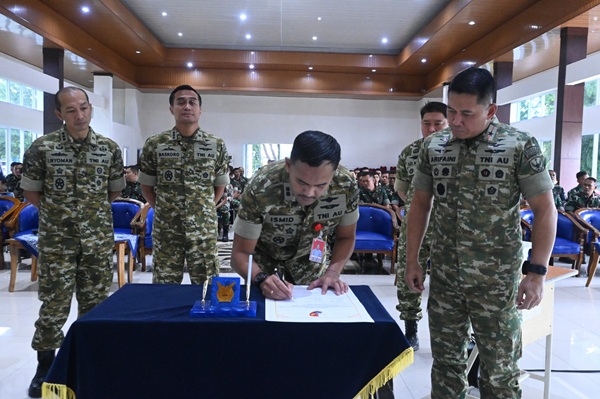 Komandan Lanud Sultan Hasanuddin Tegaskan Komitmen Reformasi Birokrasi melalui Pembangunan ZI Komandan Lanud Sultan Hasanuddin Tegaskan Komitmen Reformasi Birokrasi melalui Pembangunan ZI