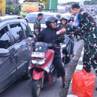 Berbagi Kebahagiaan Ramadan, Lanud Sultan Hasanuddin Bagikan Takjil di Simpang Lima Bandara