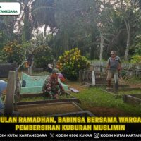 Sambut Bulan Ramadhan, Babinsa Bersama Warga Lakukan Pembersihan Kuburan Muslimin