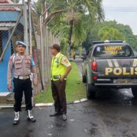 Anggota Polsek Widang Patroli di Bendung Gerak Kendal Saat Ngabuburit Jelang Buka Puasa
