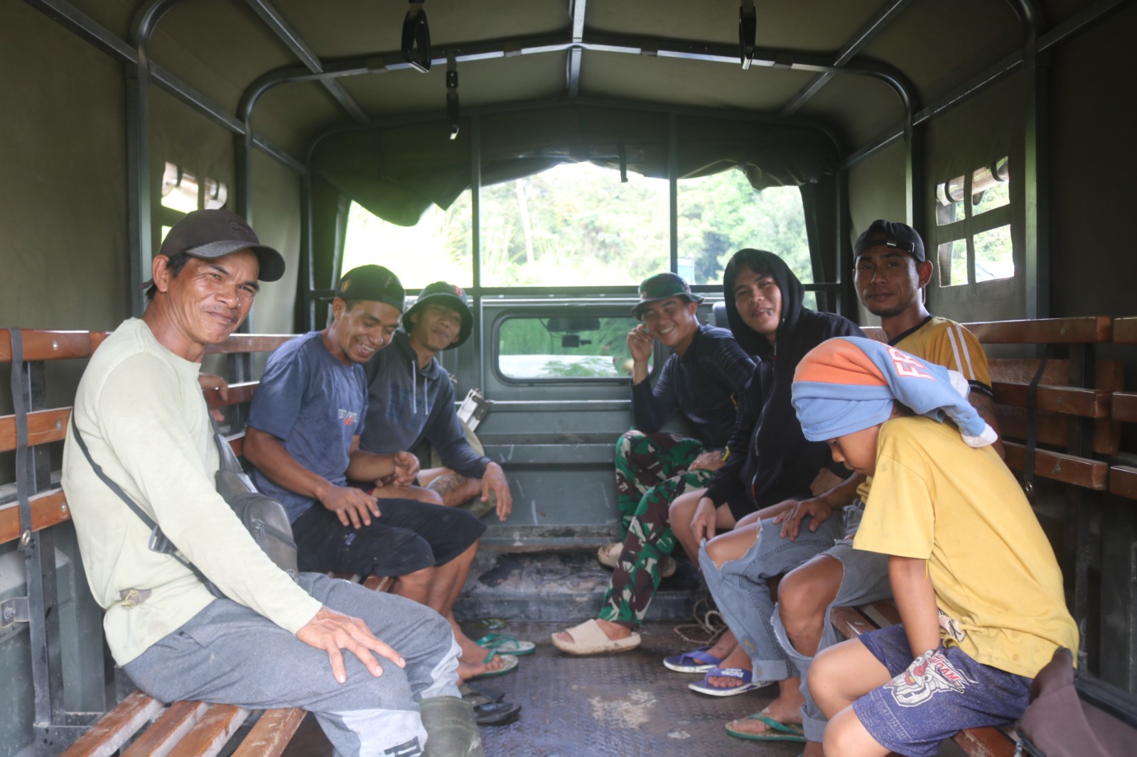 Hangat dan Akrab, Satgas TMMD dan Warga Kampung Bercengkerama Sebelum Lomba Dimulai