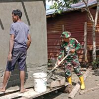 Personel TMMD Ke-127 Kodim 1514/Morotai Bersama Warga Laksanakan Pelesteran MCK di Desa Dehegila