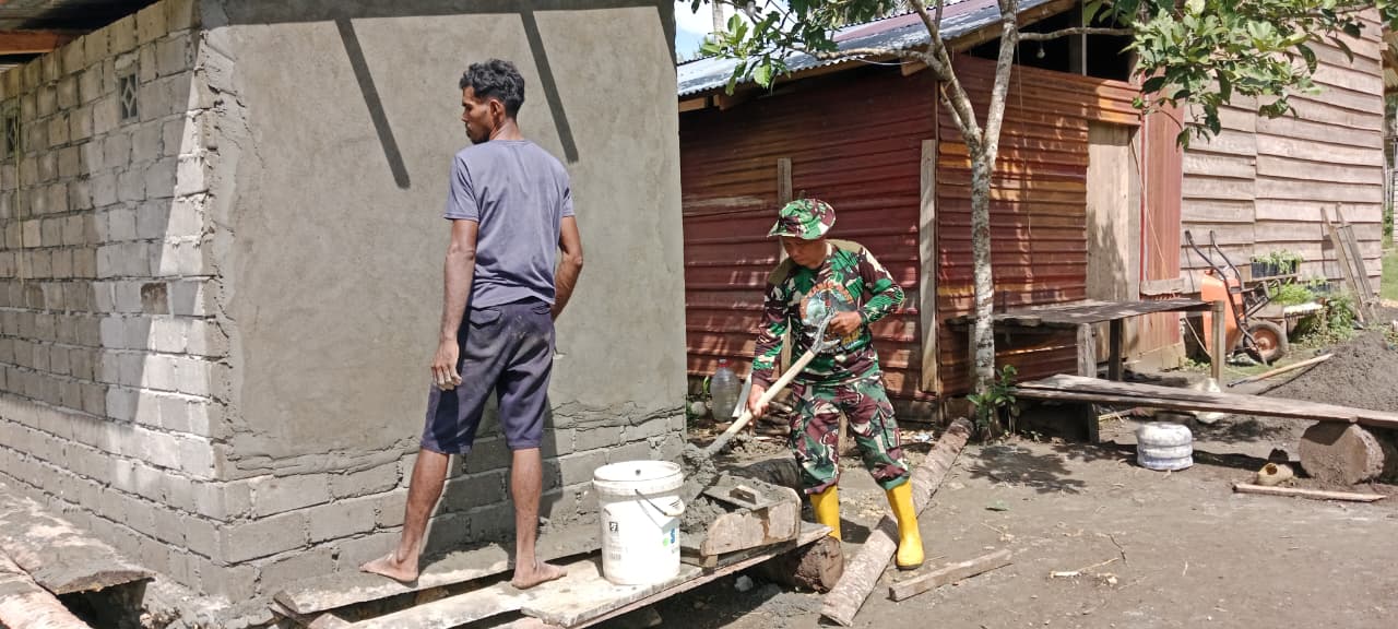 Personel TMMD Ke-127 Kodim 1514/Morotai Bersama Warga Laksanakan Pelesteran MCK di Desa Dehegila Personel TMMD Ke-127 Kodim 1514/Morotai Bersama Warga Laksanakan Pelesteran MCK di Desa Dehegila