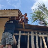 Personel TMMD Ke-127 Kodim 1514/Morotai Lanjutkan Pekerjaan Flur Lantai dan Pemasangan Lisplang RTLH