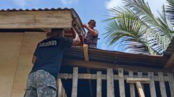 Personel TMMD Ke-127 Kodim 1514/Morotai Lanjutkan Pekerjaan Flur Lantai dan Pemasangan Lisplang RTLH