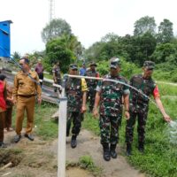 Tim Wasev Tinjau Pengerjaan TMAB dan MCK, Kedatangan Disambut Meriah Warga Kampung Tering Lama