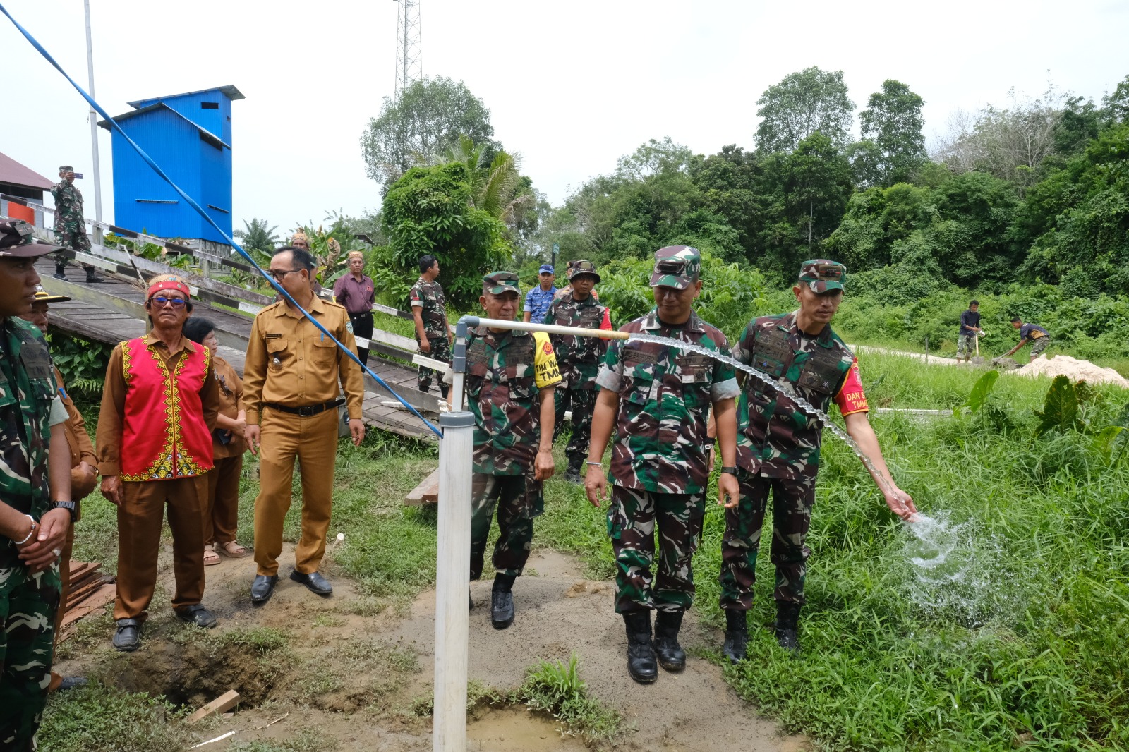 Tim Wasev Tinjau Pengerjaan TMAB dan MCK, Kedatangan Disambut Meriah Warga Kampung Tering Lama Tim Wasev Tinjau Pengerjaan TMAB dan MCK, Kedatangan Disambut Meriah Warga Kampung Tering Lama