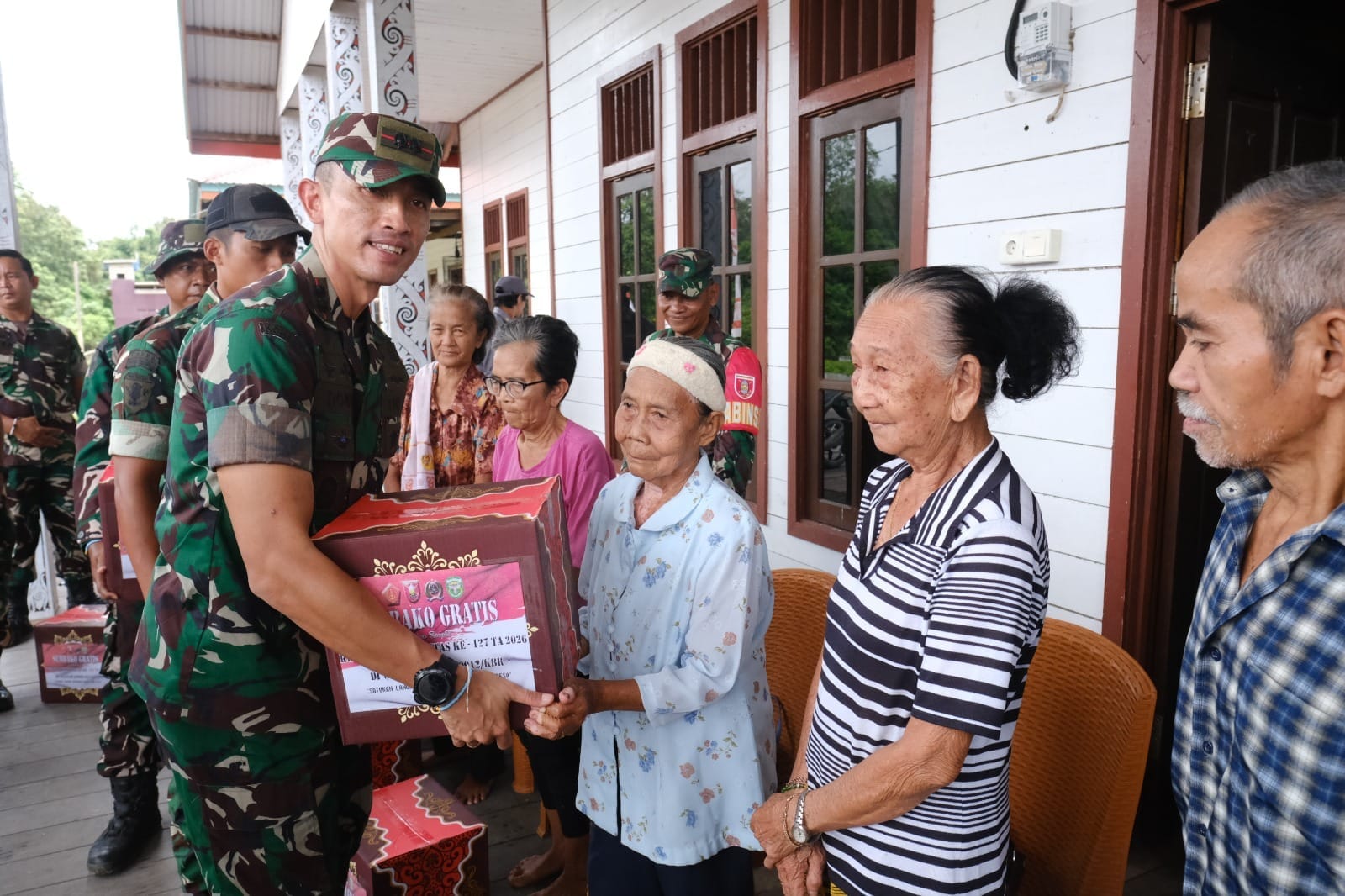 Usai Tinjau TMAB dan MCK, Tim Wasev Serahkan Paket Sembako kepada Warga Kampung Tering Lama