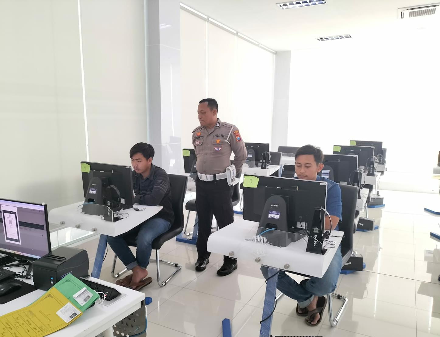 Tanpa Penindakan, Polisi Tuban Bantu Warga Pahami Pajak Kendaraan dan Prosedur SIM Tanpa Penindakan, Polisi Tuban Bantu Warga Pahami Pajak Kendaraan dan Prosedur SIM