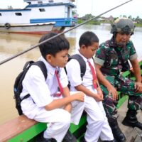 Berangkat ke Sasaran TMAB dan MCK, Serka Joko Bertemu Pejuang Cilik di Atas Penyeberangan Sungai Mahakam