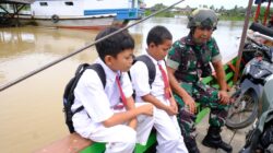 Berangkat ke Sasaran TMAB dan MCK, Serka Joko Bertemu Pejuang Cilik di Atas Penyeberangan Sungai Mahakam