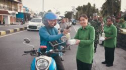 Berbagi Kebahagiaan di Bulan Suci Ramadan, Koramil Kokonao dan Koramil Timika Bagikan Takjil kepada Pengguna Jalan