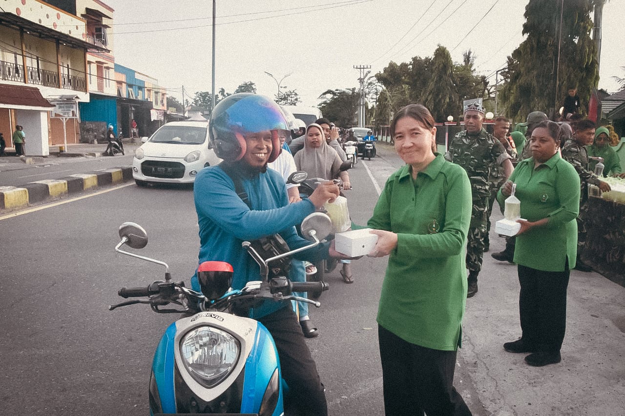Berbagi Kebahagiaan di Bulan Suci Ramadan, Koramil Kokonao dan Koramil Timika Bagikan Takjil kepada Pengguna Jalan