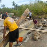 Personel TMMD Ke-127 Kodim 1514/Morotai Lanjutkan Pembuatan Drainase di Desa Gotalamo