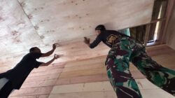 Satgas TMMD Kodim 0912/Kubar Bersama Warga Pasang Plafon RTLH di Kampung Linggang Amer