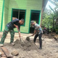 Semangat Gotong Royong, Warga Linggang Amer Bantu Satgas TMMD Buat Adukan Semen