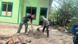 Semangat Gotong Royong, Warga Linggang Amer Bantu Satgas TMMD Buat Adukan Semen