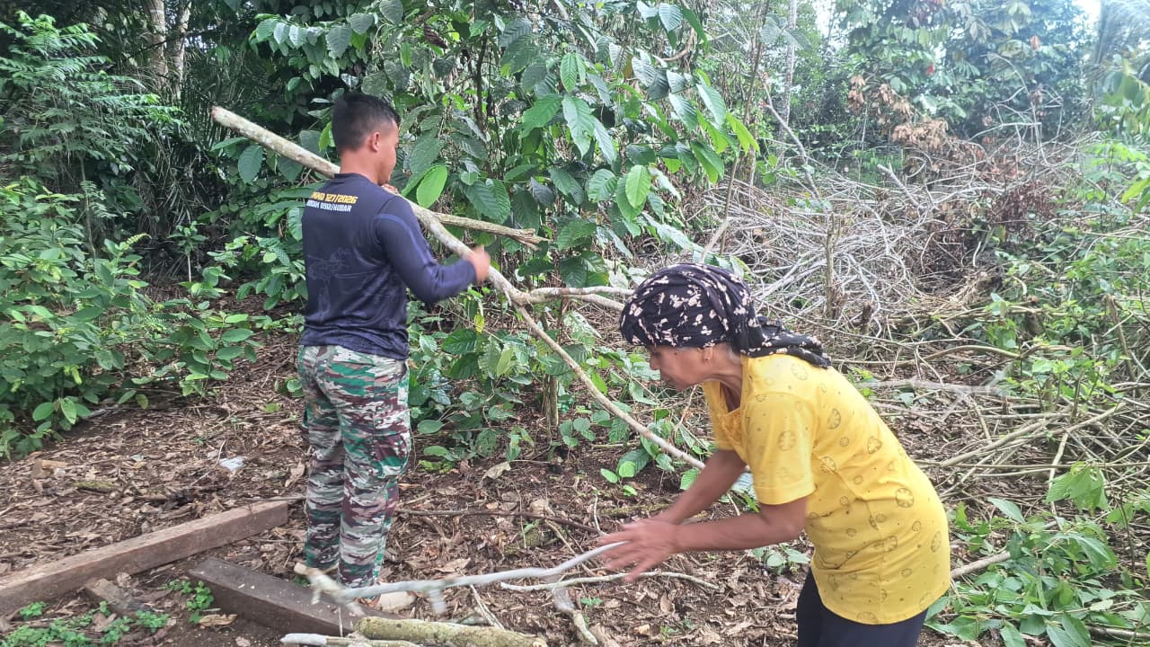 Kemanunggalan TNI dan Rakyat, Pratu Wisnu Taripino Bantu Warga Linggang Amer Cari Kayu Bakar