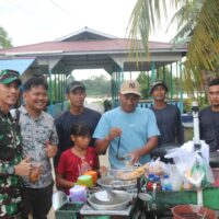 Menjelang Berbuka Puasa, Dansatgas TMMD Borong Pentol untuk Anak-anak Kampung Tering Lama