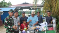 Menjelang Berbuka Puasa, Dansatgas TMMD Borong Pentol untuk Anak-anak Kampung Tering Lama