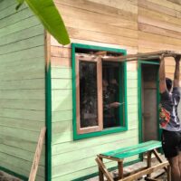 Hampir Rampung, Anggota Satgas TMMD Pasang Jendela RTLH di Kampung Linggang Amer