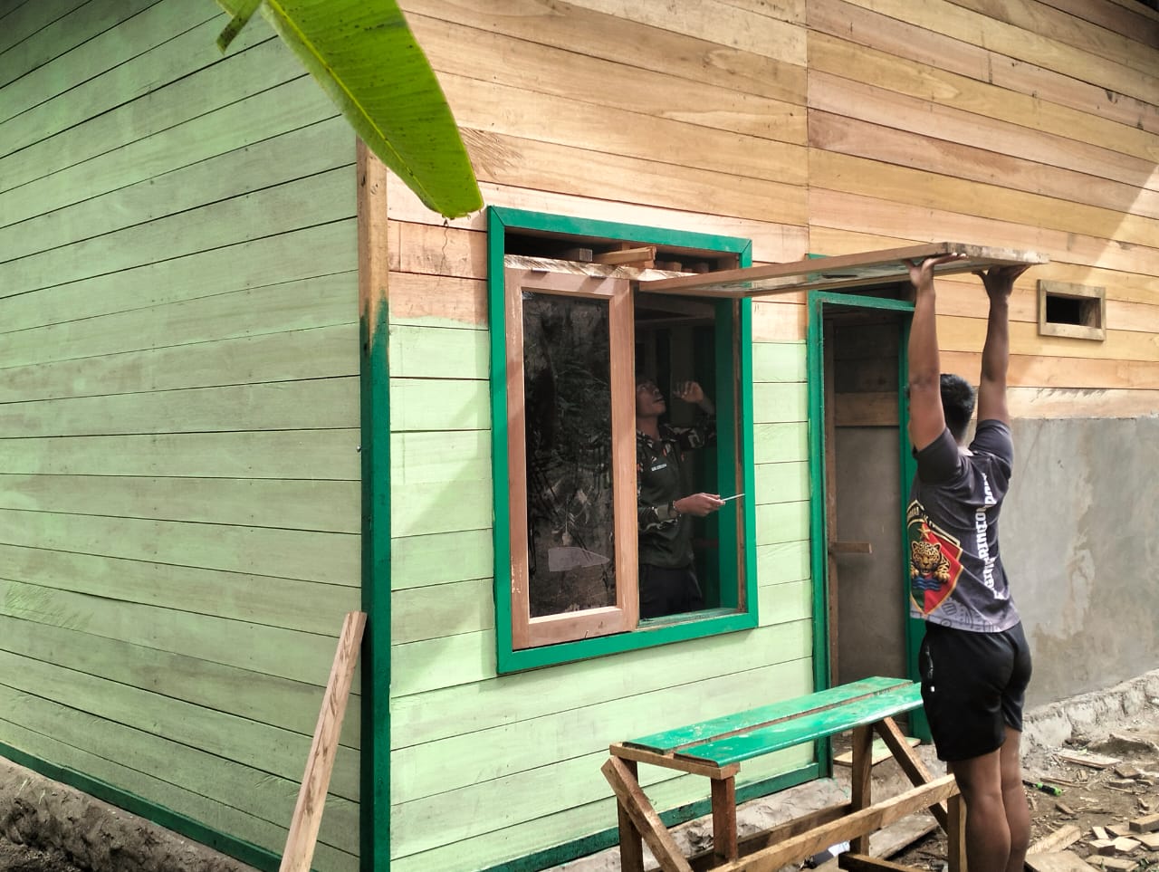 Hampir Rampung, Anggota Satgas TMMD Pasang Jendela RTLH di Kampung Linggang Amer Hampir Rampung, Anggota Satgas TMMD Pasang Jendela RTLH di Kampung Linggang Amer