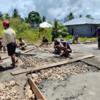 Personel TMMD Ke-127 Kodim 1514/Morotai Laksanakan Pengecoran Plat Deker Gorong-Gorong di Desa Gotalamo