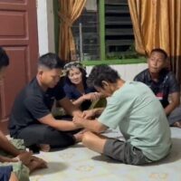 Sebelum TMMD Selesai, Warga Kampung Tering Lama Pasangkan Gelang kepada Satgas sebagai Simbol Kekeluargaan