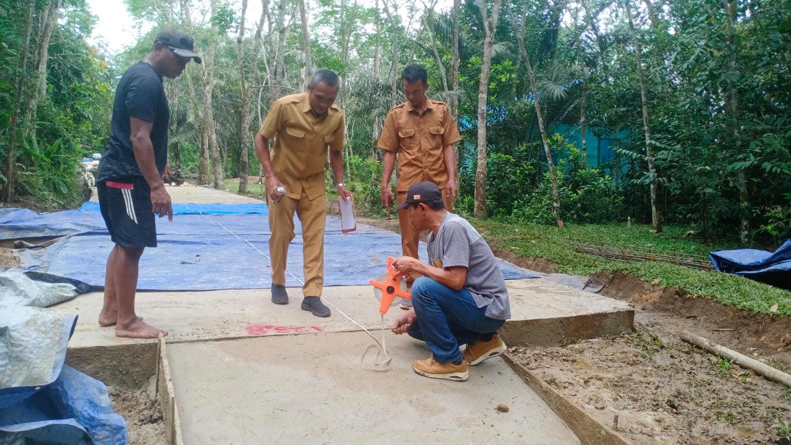 Semenisasi Jalan Program TMMD Selesai, Dinas PU Kutai Barat Turun Langsung ke Lokasi