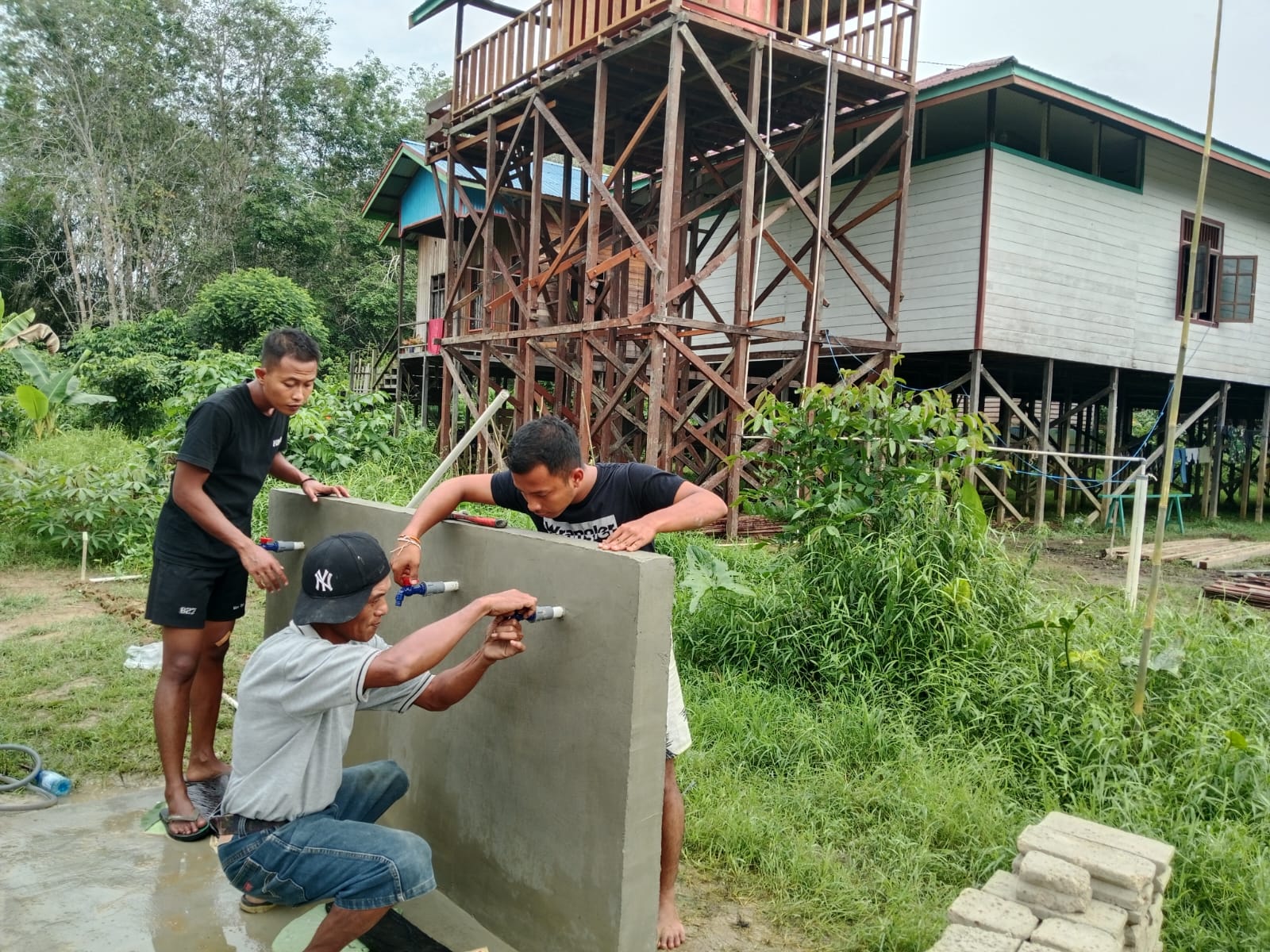 Masuki Tahap Finishing, Satgas TMMD Bangun Tempat Pengambilan Air Bersih untuk Warga