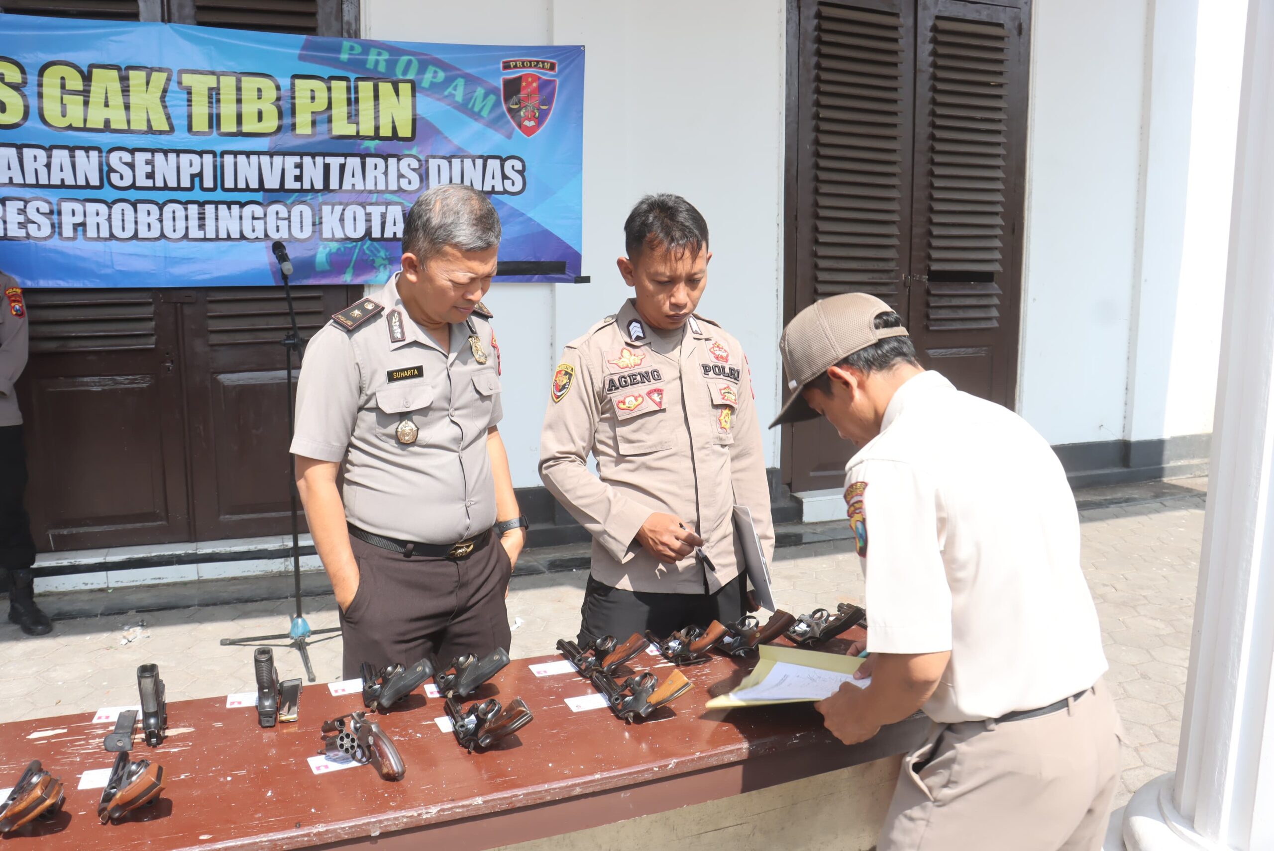 Propam Polres Probolinggo Kota Cek Senpi Dinas Anggota untuk Cegah Pelanggaran