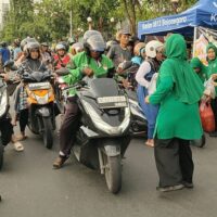 Ramadan Berkah, Persit Kodim Bojonegoro Bagikan Ratusan Takjil