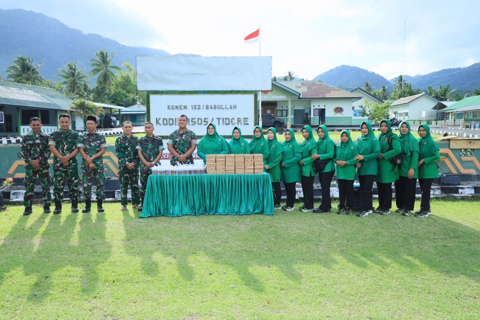 Berbagi Berkah Ramadhan, Prajurit Kodim 1505/Tidore dan Persit Sapa Warga Lewat Pembagian Takjil