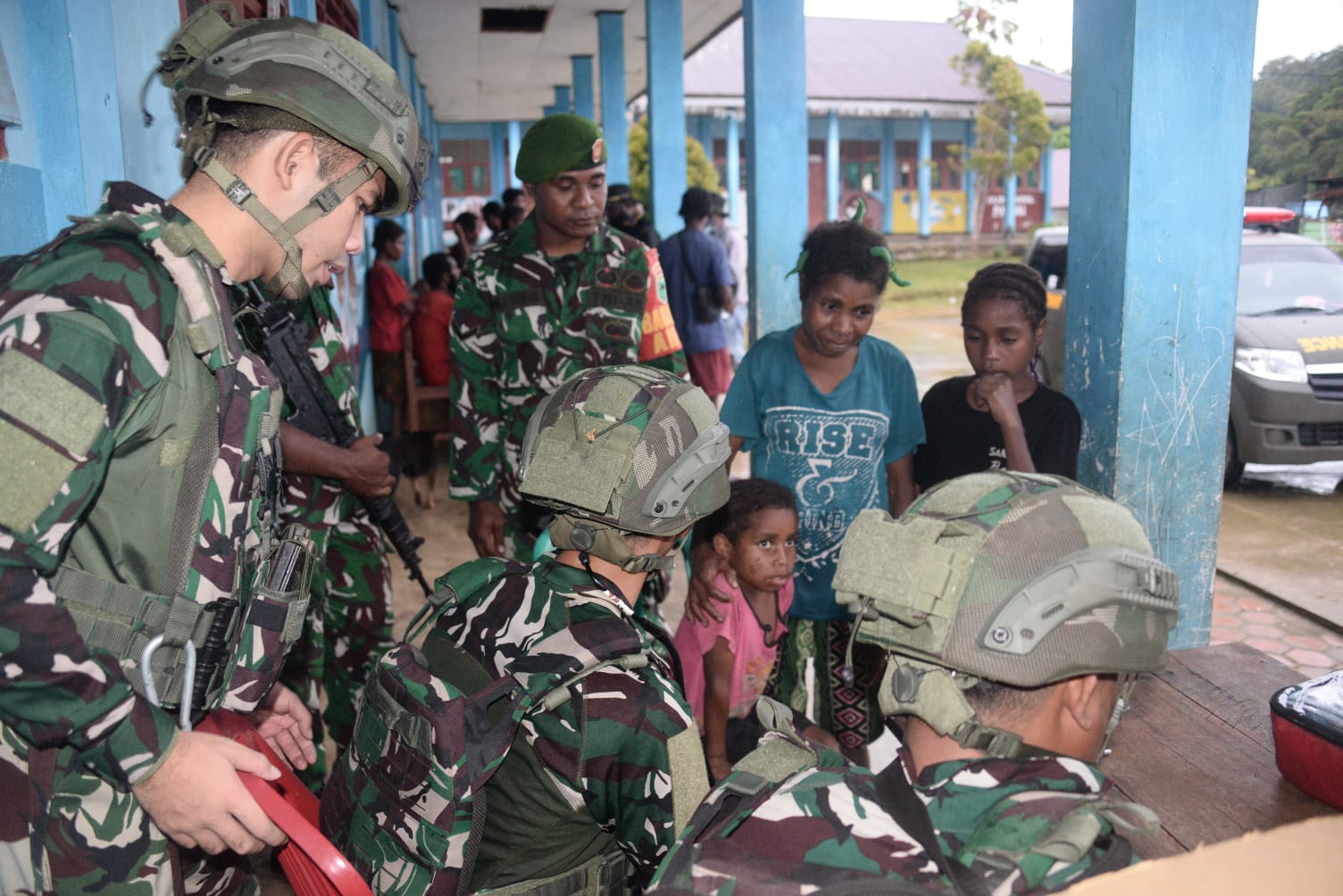 Tim Patroli Gabungan Koops TNI Papua Evakuasi 21 Pengungsi di Aifat Timur Jauh Maybrat