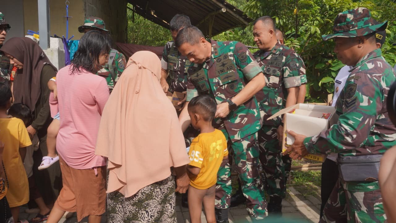 TNI Perkuat Kemanunggalan dengan Rakyat Melalui Pembangunan Jembatan Garuda dan Program Gentengisasi