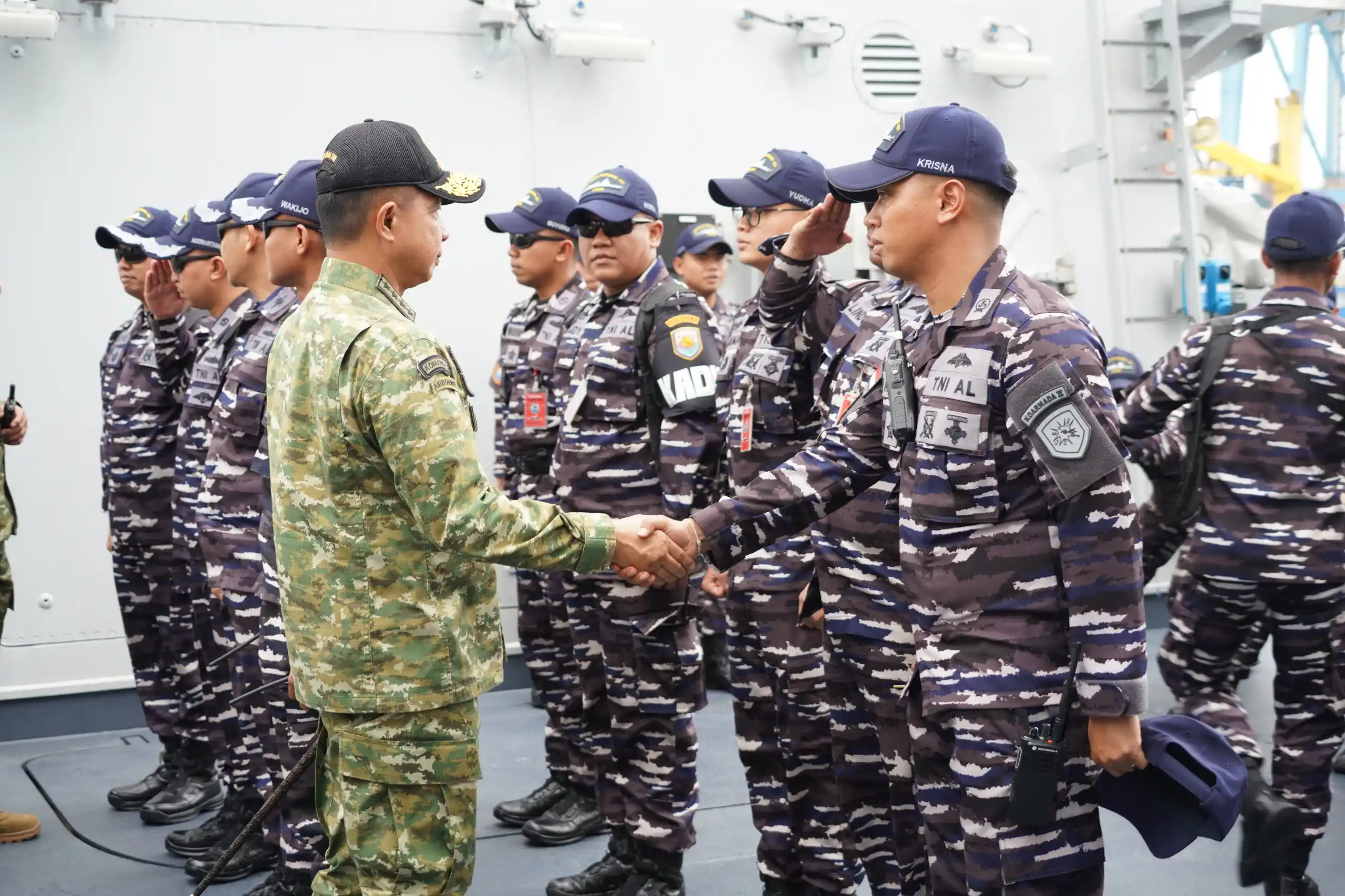 Panglima TNI Tinjau Kecanggihan KRI Prabu Siliwangi-321 Yang Tiba dari Italia Panglima TNI Tinjau Kecanggihan KRI Prabu Siliwangi-321 Yang Tiba dari Italia