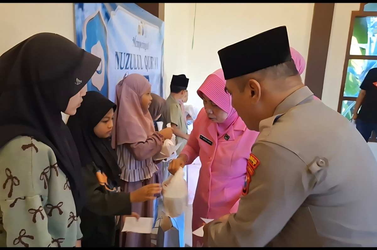 Perkuat Hubungan Humanis Polri, Kapolsek Widang Beri Santunan Anak Yatim