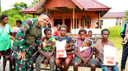 Wujudkan Kepedulian, Koops TNI Papua Gelar Pengobatan Gratis dan Bagi Sembako di Kampung Iwaka