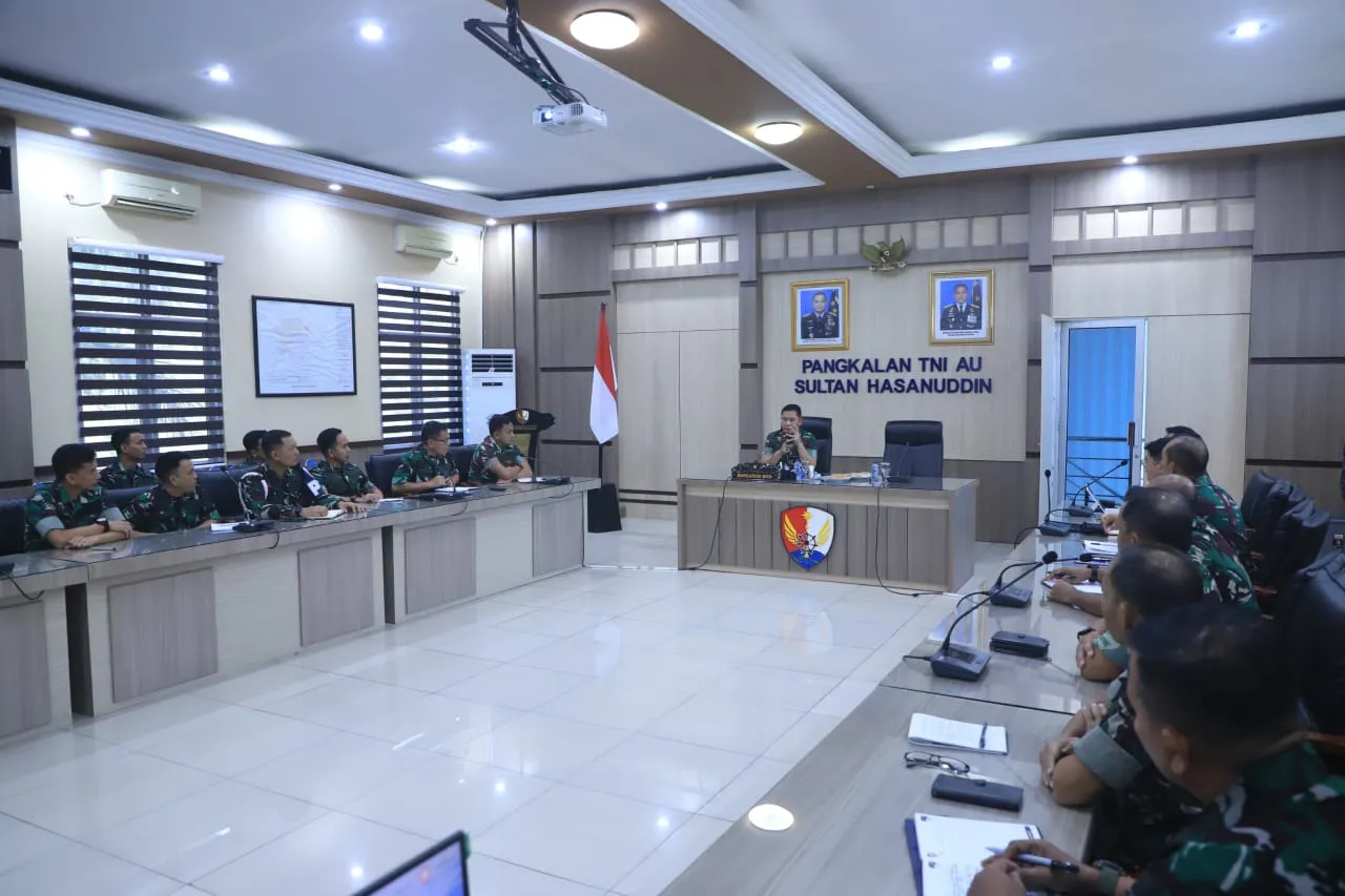 Komandan Lanud Sultan Hasanuddin Pimpin Rapat Staf, Tekankan Kepemimpinan Berbasis Keteladanan dan Kecerdasan Emosional Komandan Lanud Sultan Hasanuddin Pimpin Rapat Staf, Tekankan Kepemimpinan Berbasis Keteladanan dan Kecerdasan Emosional