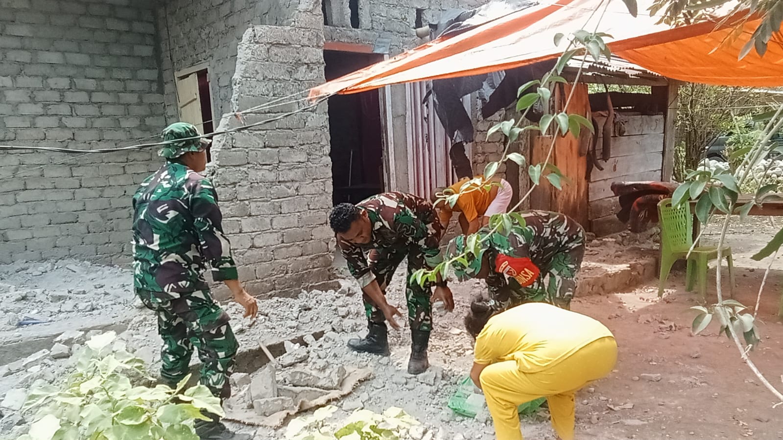 TNI Hadir di Tengah Bencana, Kodim 1505/Tidore Bersihkan Rumah Warga Terdampak Gempa