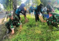 Serentak, Babinsa Kodim Bojonegoro Ikuti Kerja Bakti Pembersihan Lingkungan