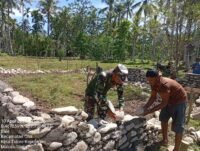 Babinsa Koramil 1505-04/Oba Turun Tangan, Bantu Warga Bangun Pondasi Rumah